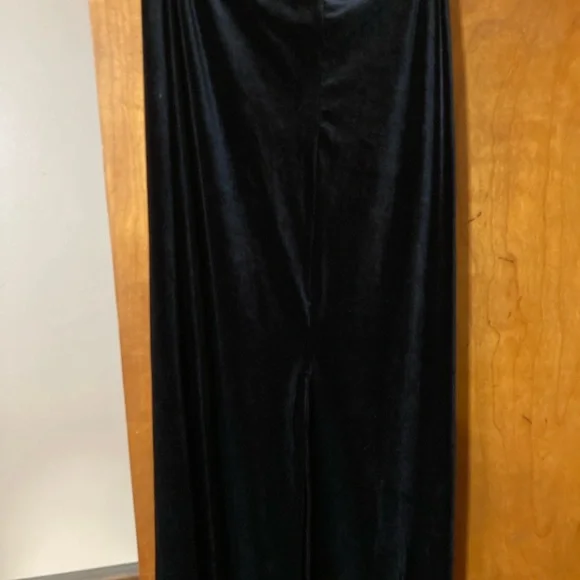 Kathie Lee black velvet like midi stretch skirt size large excellent condition - Picture 2 of 3